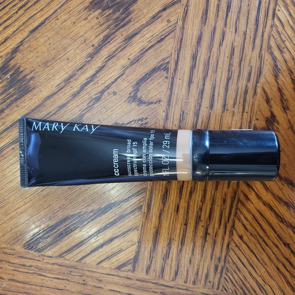 Mary Kay CC Cream deep Sunscreen Broad Spectrum SPF 15 - Picture 2 of 2
